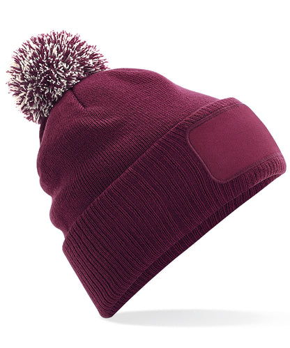 Beechfield BC443 Snowstar® patch beanie in Burgundy/Off White