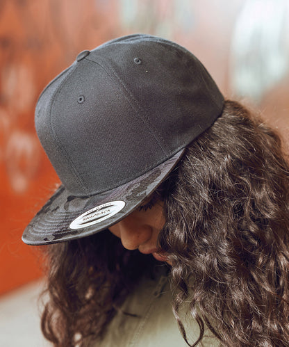Flexfit by Yupoong YP025 Camo visor snapback (6089CV)